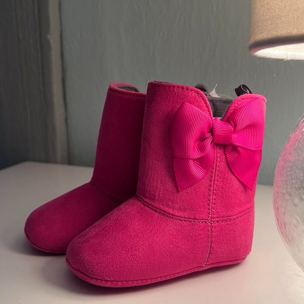 NWT  Hot Pink Baby Girl Crib Shoes with Bow Detail - Size 3